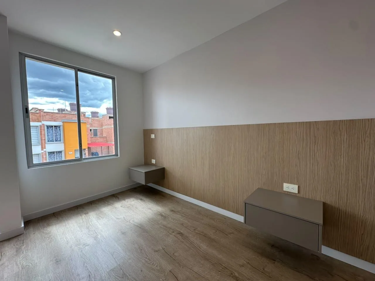 Habitación con espaldar y mesa de noche flotada