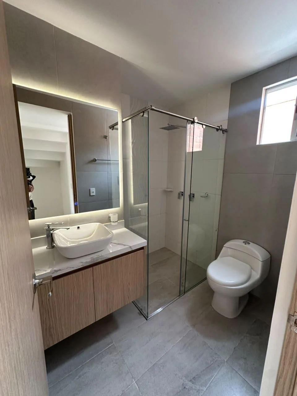 Baño con mueble flotado