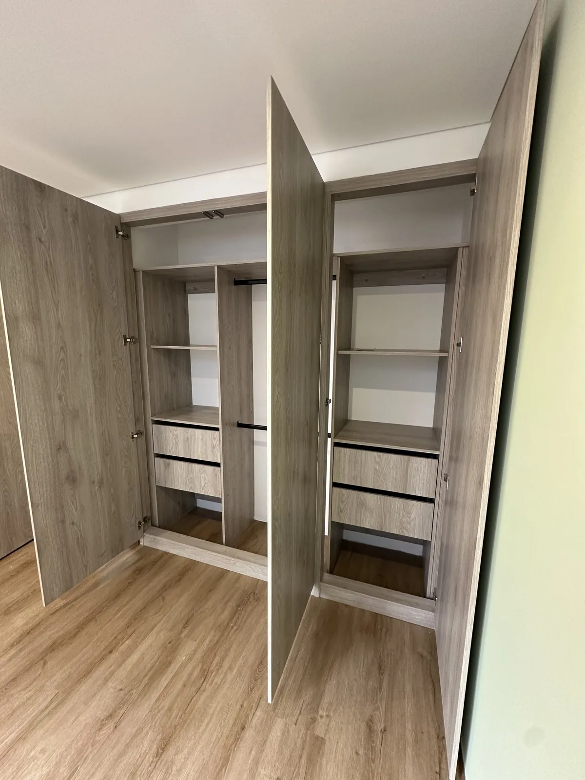 Clóset de puertas batientes · Casa en Castilla, Bogotá