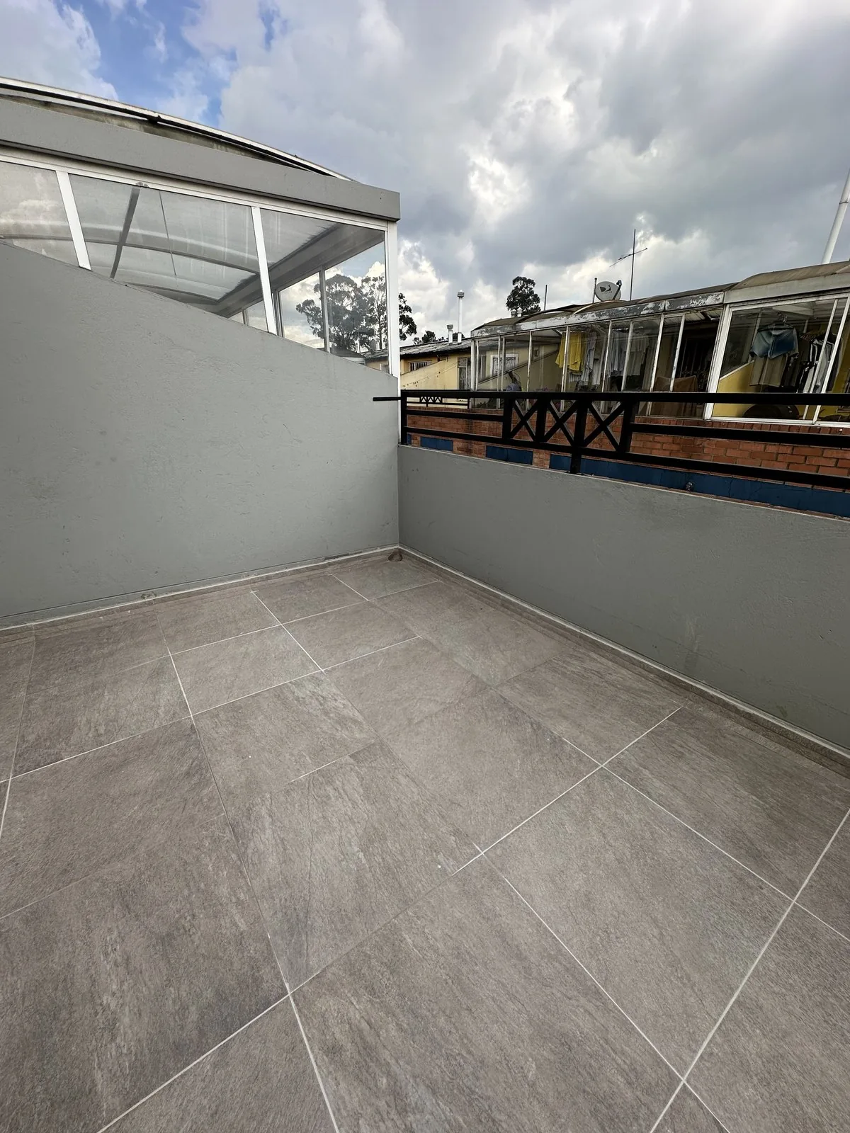 Terraza impermeabilizada, con piso cerámico