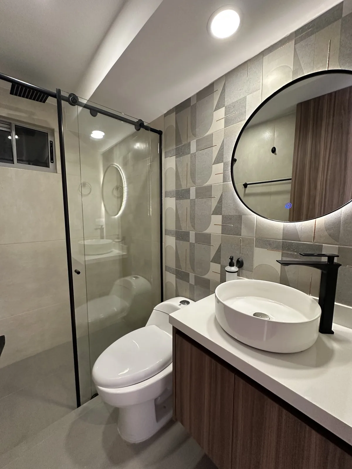 Baño con espejo retroiluminado