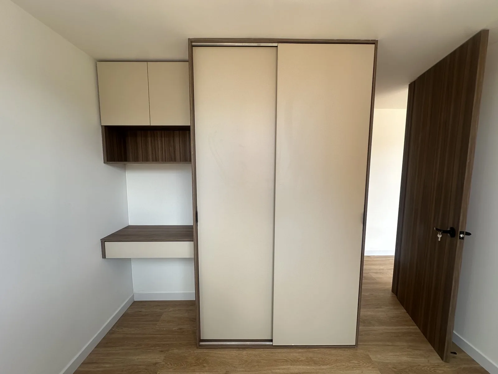 Clóset y escritorio de la habitación auxiliar