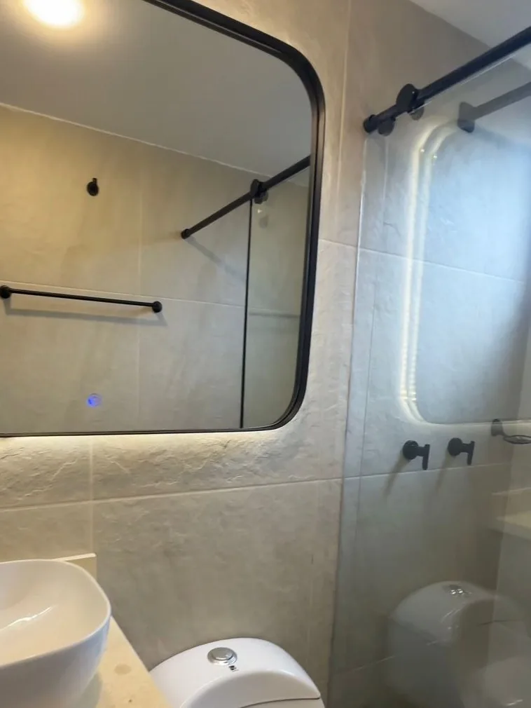 Baño principal con espejo retroiluminado