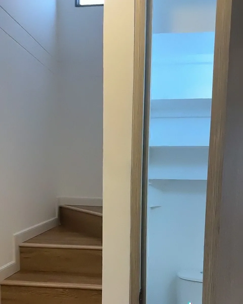 Baño auxiliar bajo la escalera