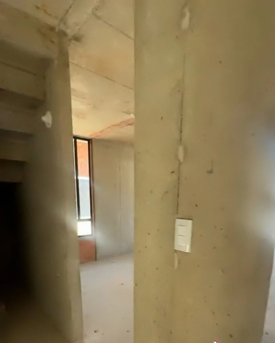 Baño auxiliar en obra gris