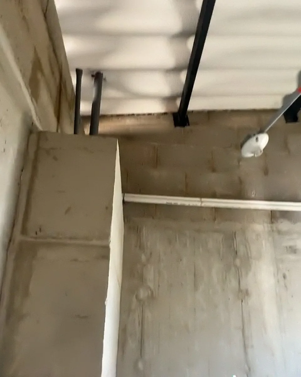 Baño principal en obra gris