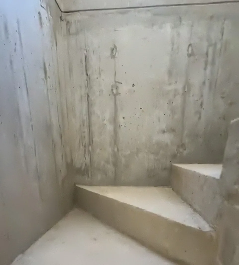 Escalera en obra gris, casa en Paipa