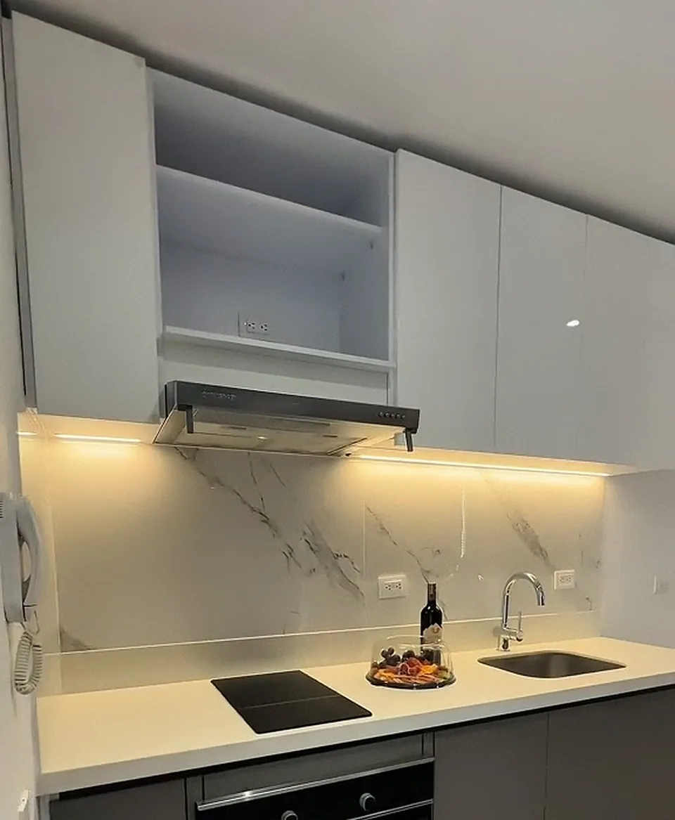 Cocina blanca con luz bajo los muebles