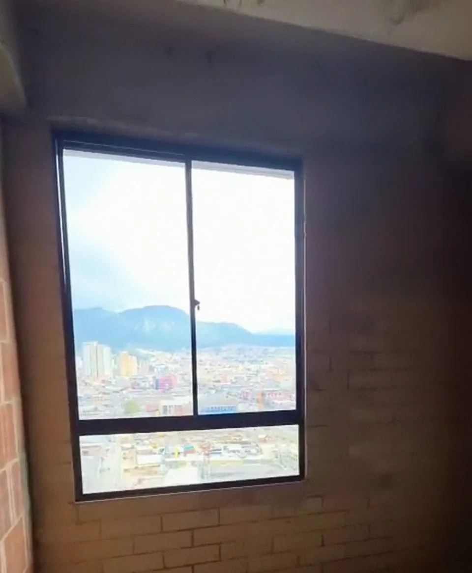 Habitación en obra gris con vista a los cerros