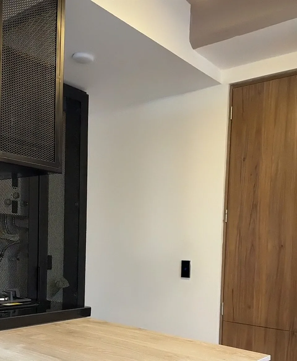 Barra en madera junto a la cocina · Urbana 30