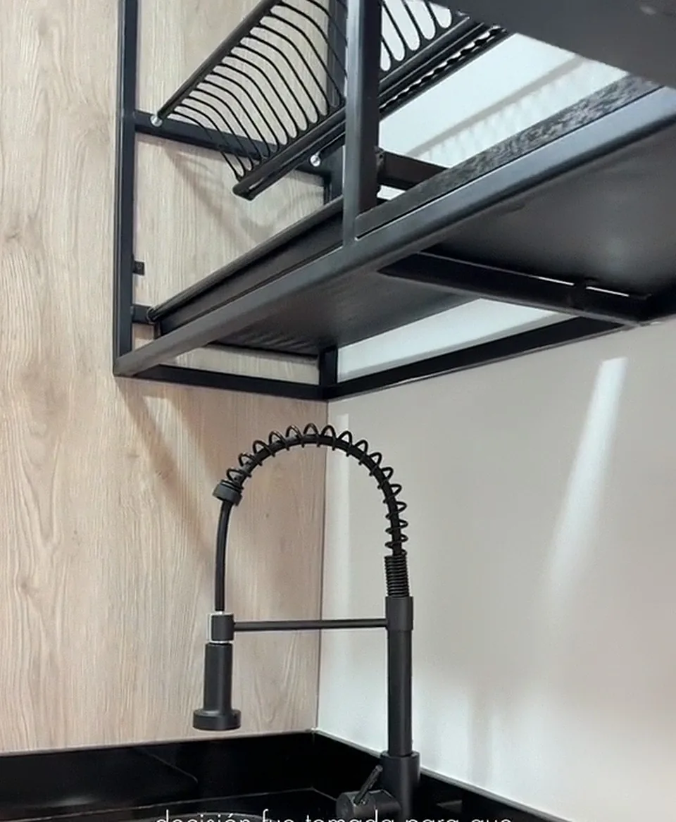 Grifería tipo industrial y mesón negro · Urbana 30