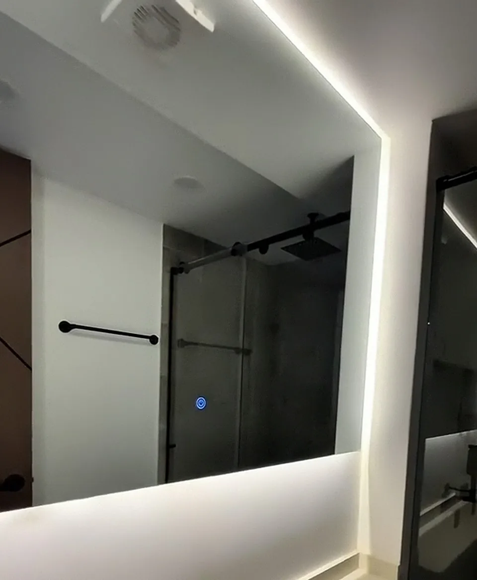 Baño con espejo retroiluminado