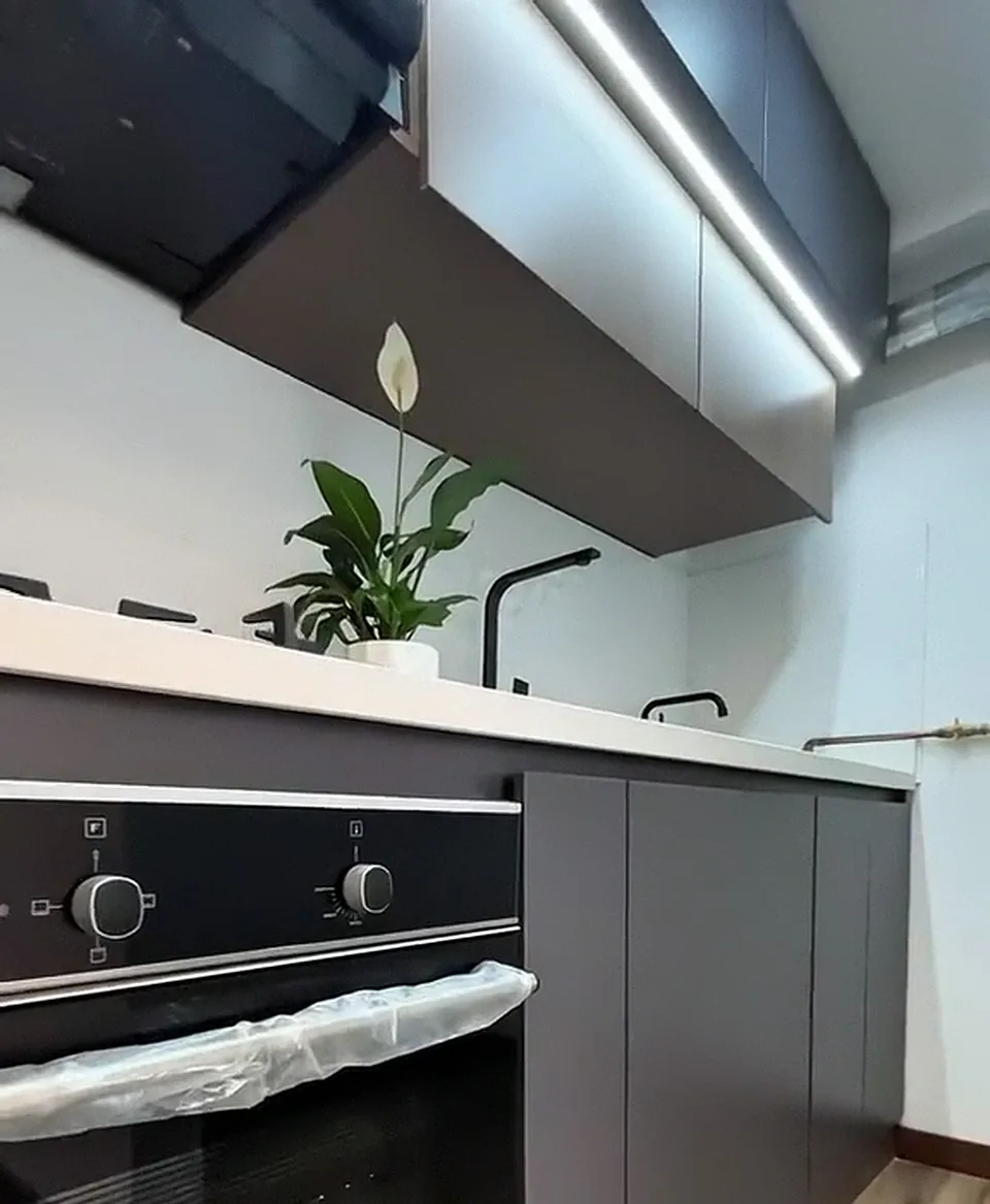 Horno empotrado y luz bajo los muebles