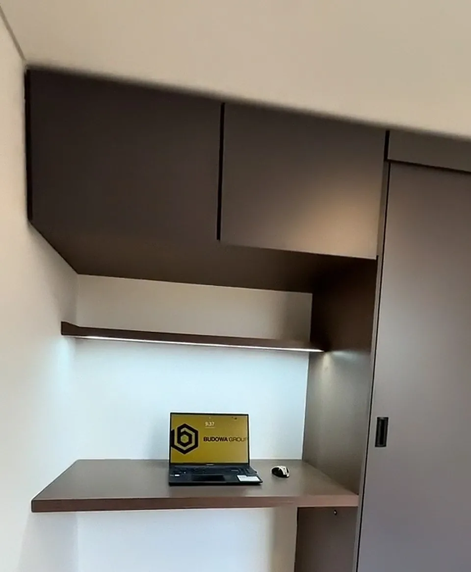 Clóset con escritorio y luz integrada